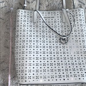 White Michael Kors shoulder bag or Crossbody